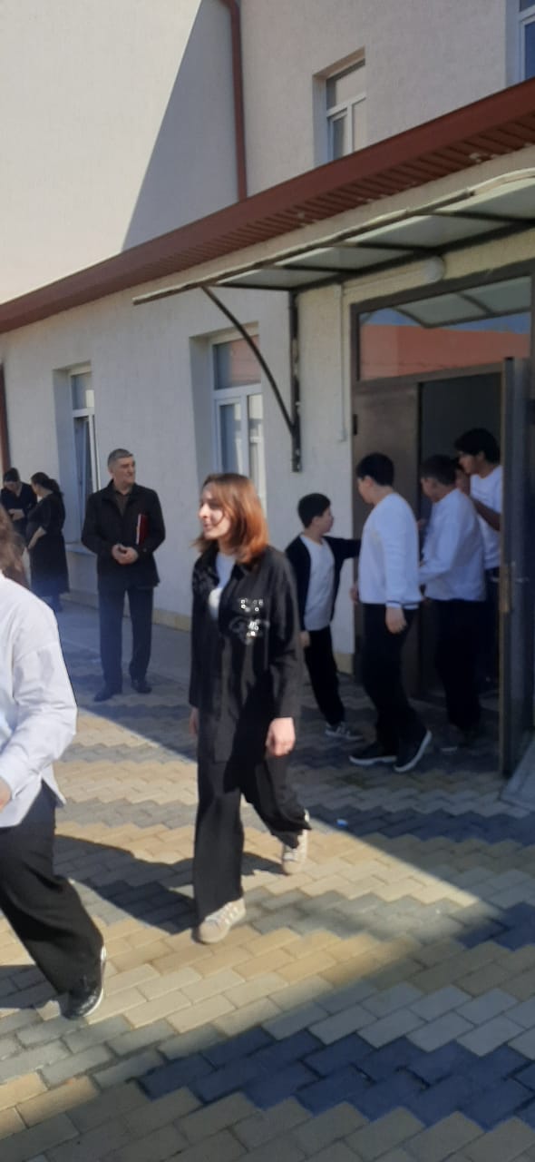 Сотрудники МКУ «Управление по делам ГО и ЧС» г. Дербент провели учебную тренировку по эвакуации в МБОУ «СОШ № 1» 